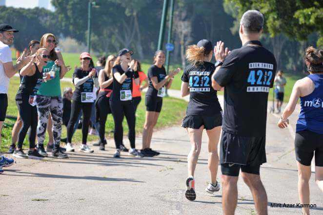 אימון ריצה אנרגטי בימי רביעי בערב בפארק הירקון